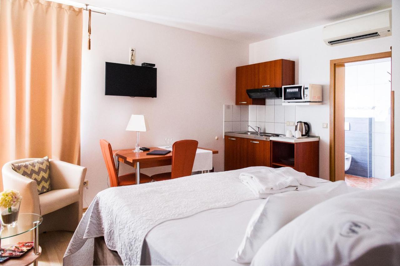 Apartment And Rooms Ana Podstrana Exterior foto