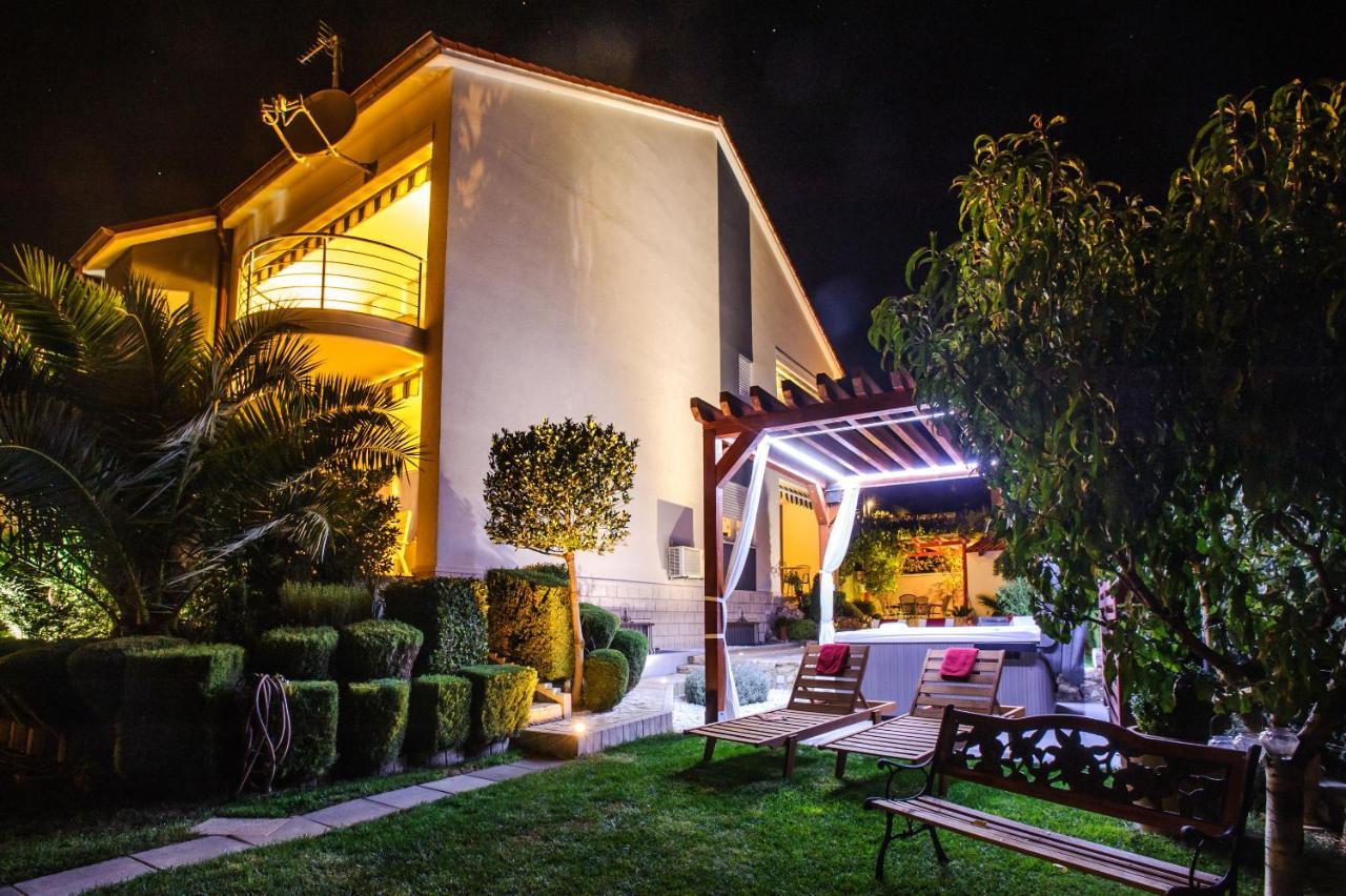 Apartment And Rooms Ana Podstrana Exterior foto