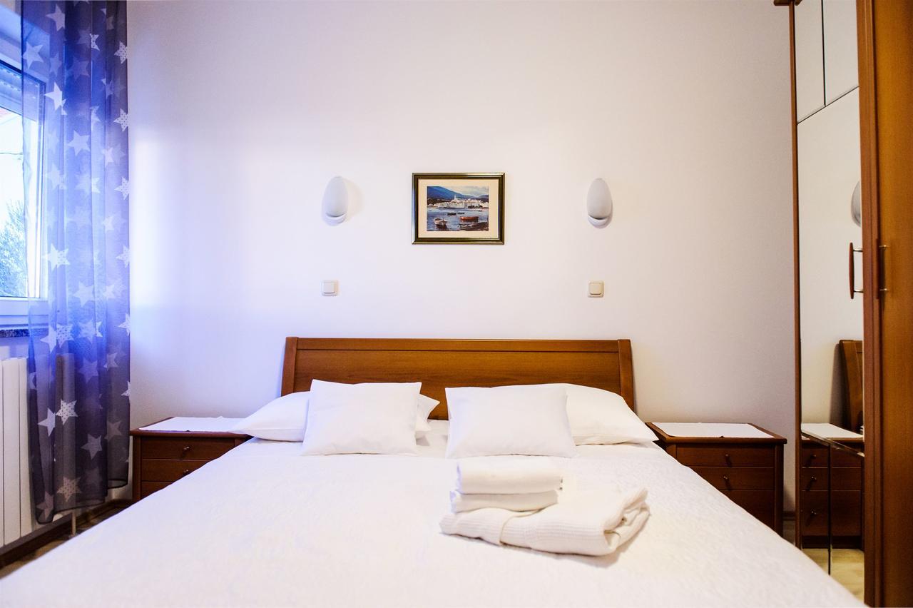 Apartment And Rooms Ana Podstrana Exterior foto