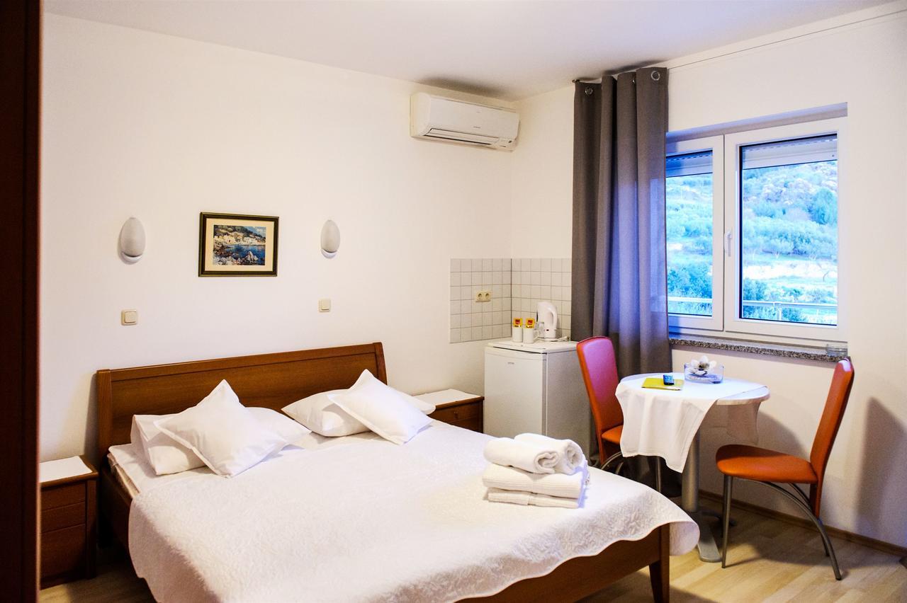 Apartment And Rooms Ana Podstrana Exterior foto