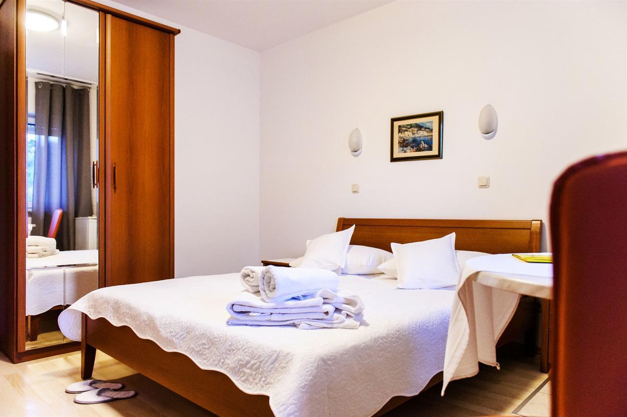 Apartment And Rooms Ana Podstrana Exterior foto