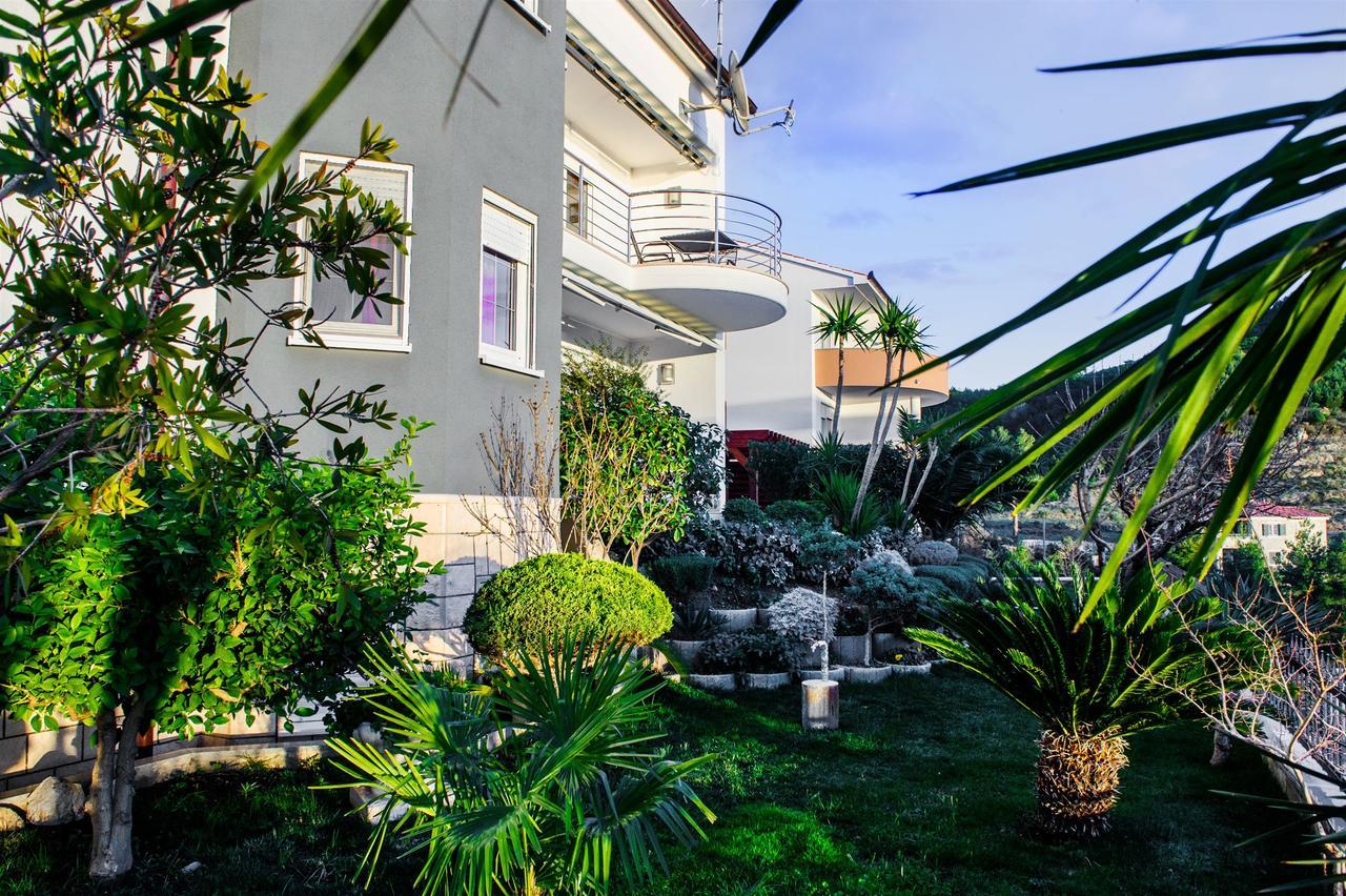 Apartment And Rooms Ana Podstrana Exterior foto