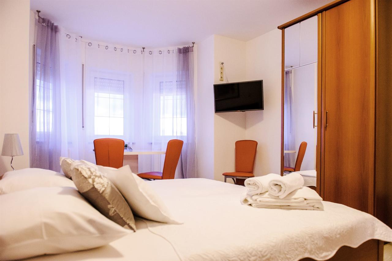 Apartment And Rooms Ana Podstrana Quarto foto